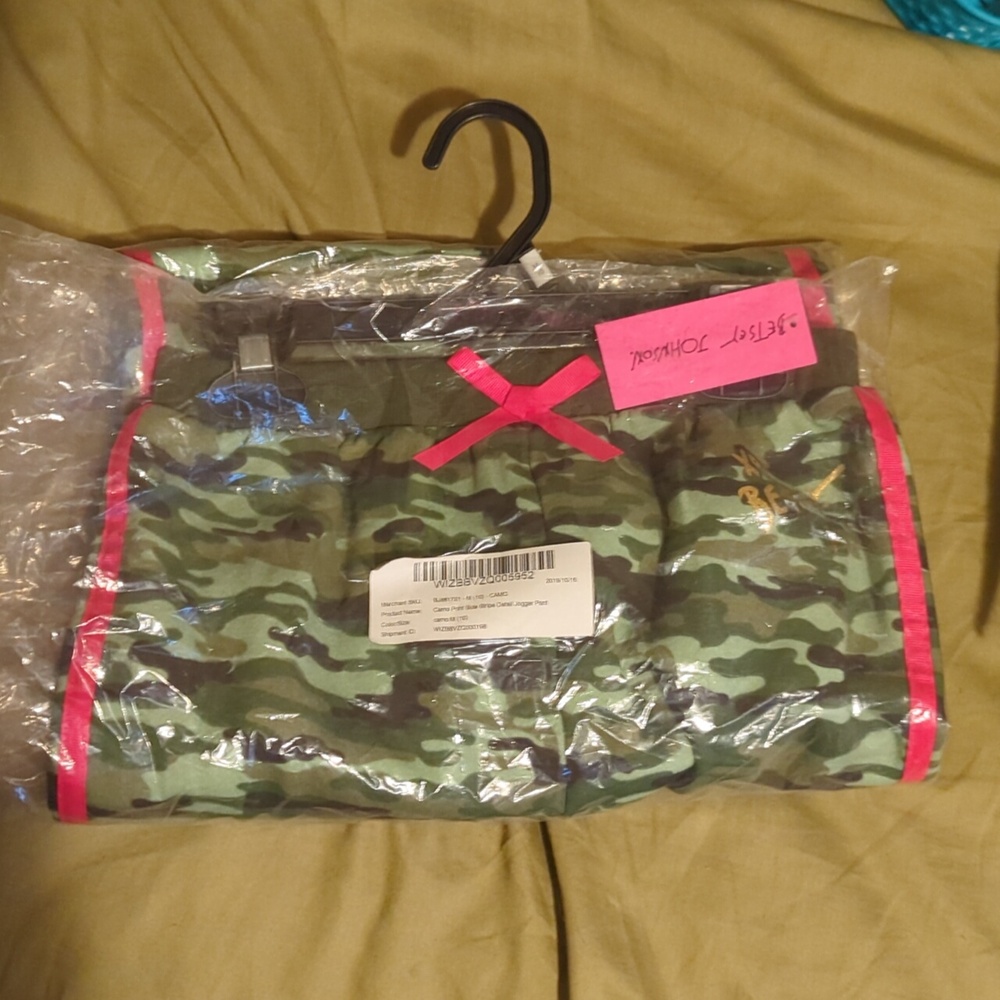 Bestie Johnson joggers nwt